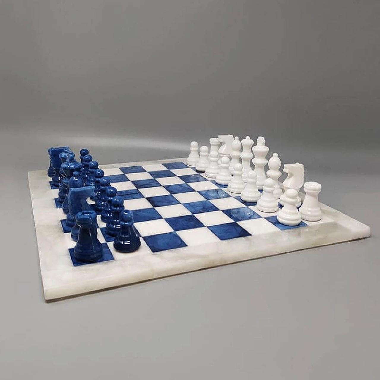 Scacchiera e scacchi in alabastro di Volterra blu e bianco, anni '70 3