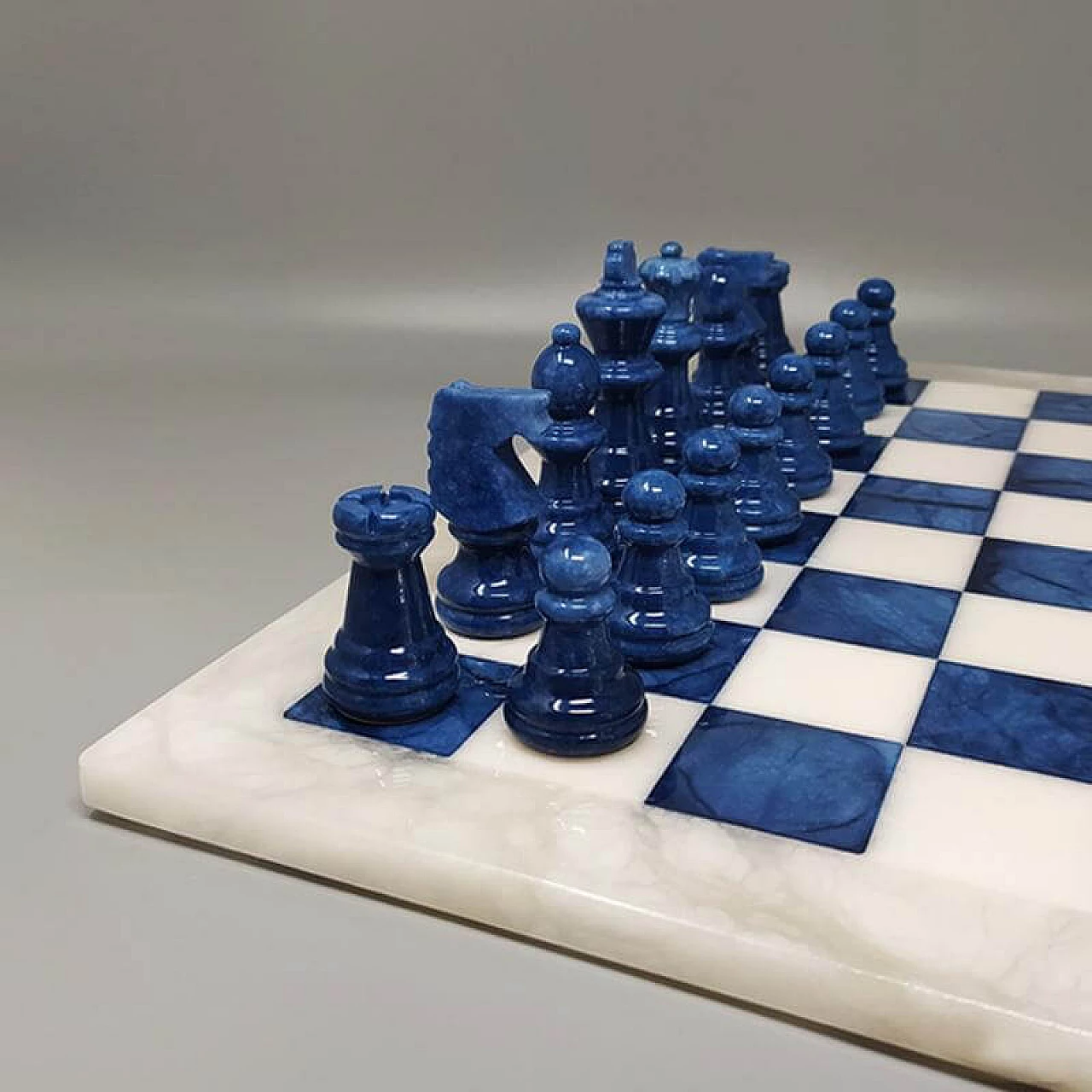 Scacchiera e scacchi in alabastro di Volterra blu e bianco, anni '70 4