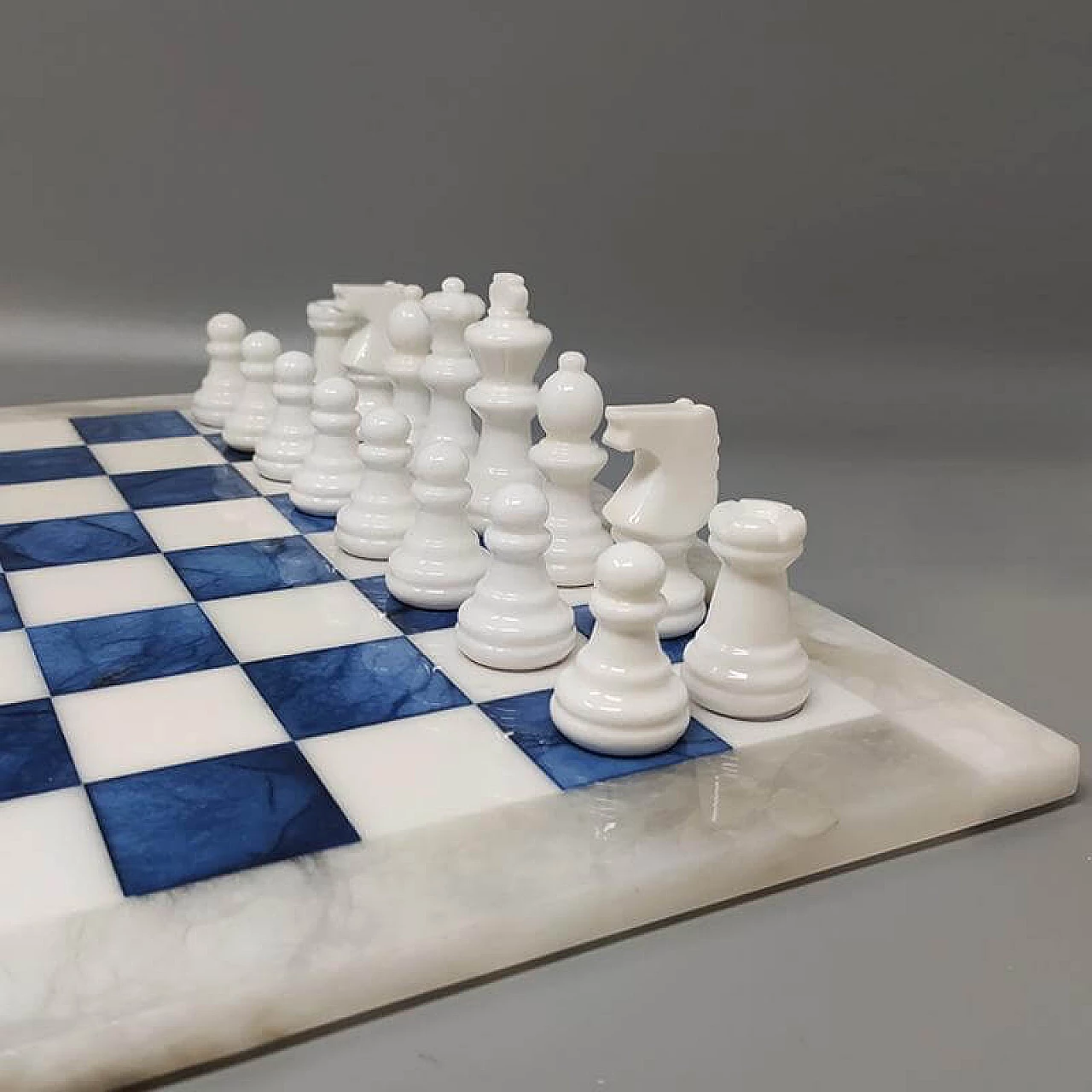 Scacchiera e scacchi in alabastro di Volterra blu e bianco, anni '70 5