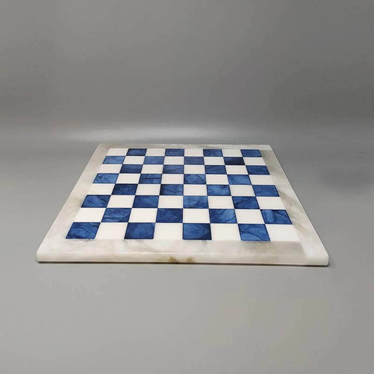 Scacchiera e scacchi in alabastro di Volterra blu e bianco, anni '70 6