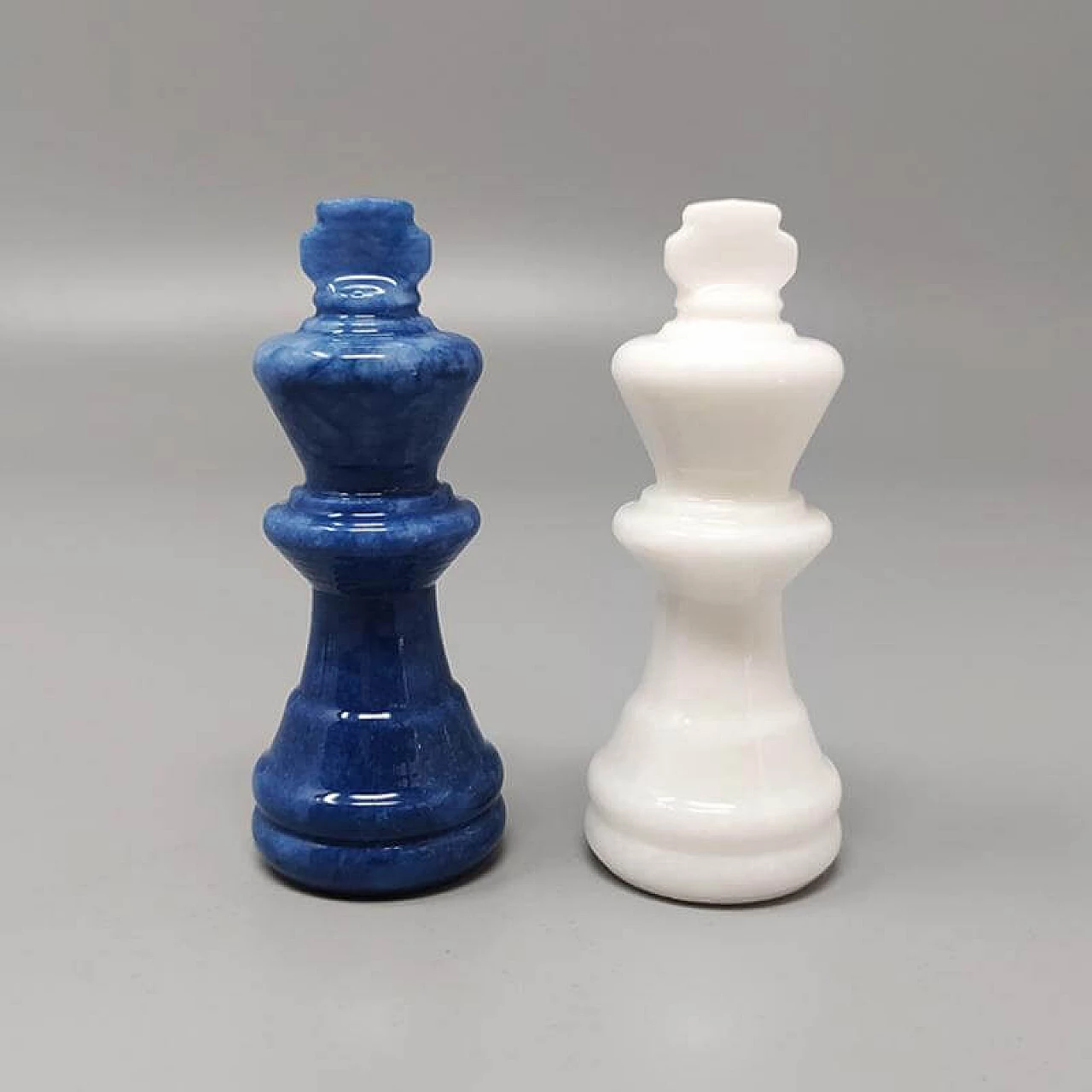 Scacchiera e scacchi in alabastro di Volterra blu e bianco, anni '70 7
