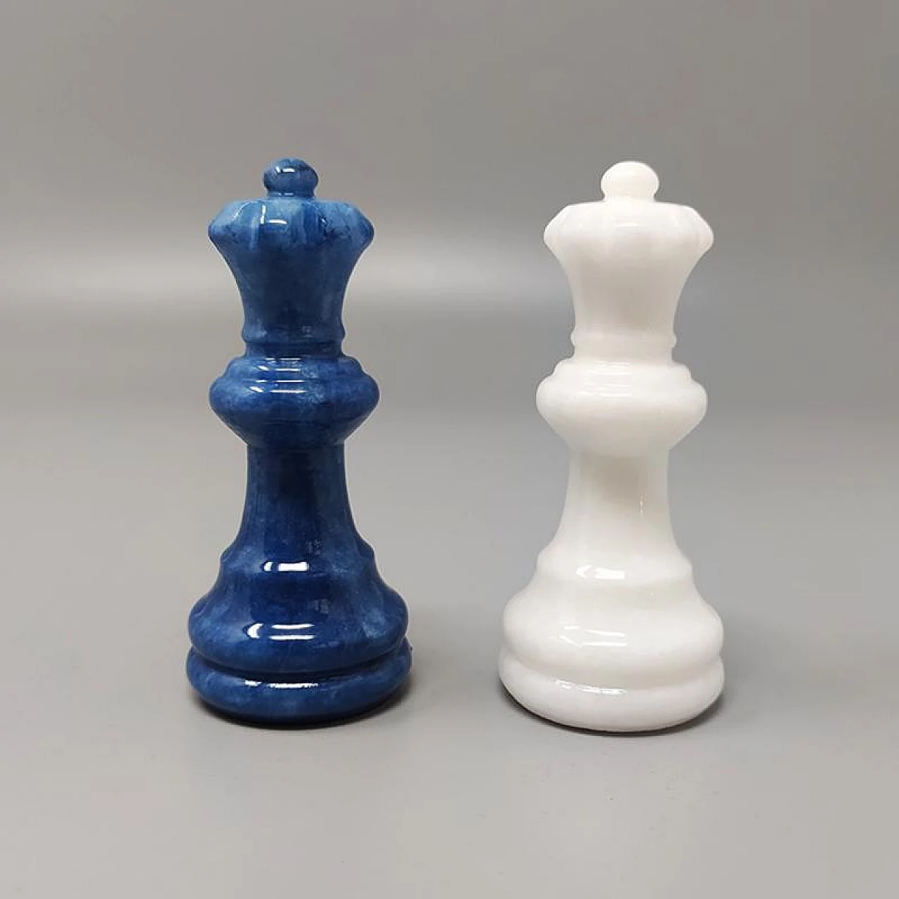 Scacchiera e scacchi in alabastro di Volterra blu e bianco, anni '70 8