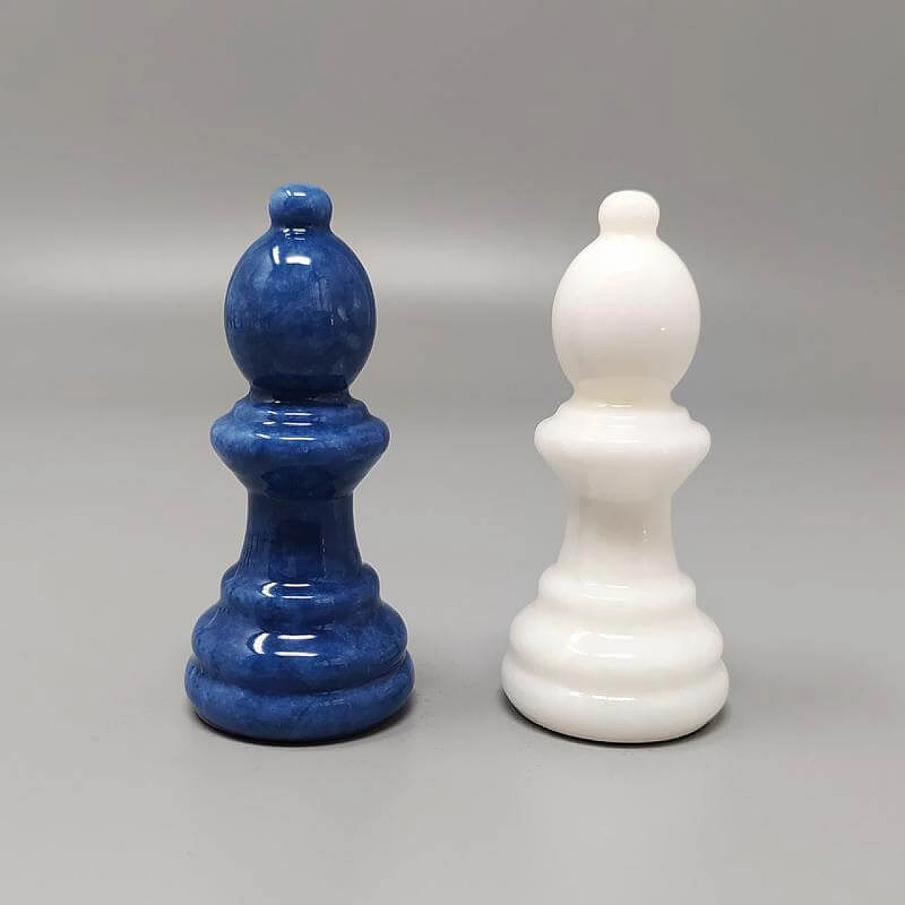 Scacchiera e scacchi in alabastro di Volterra blu e bianco, anni '70 9