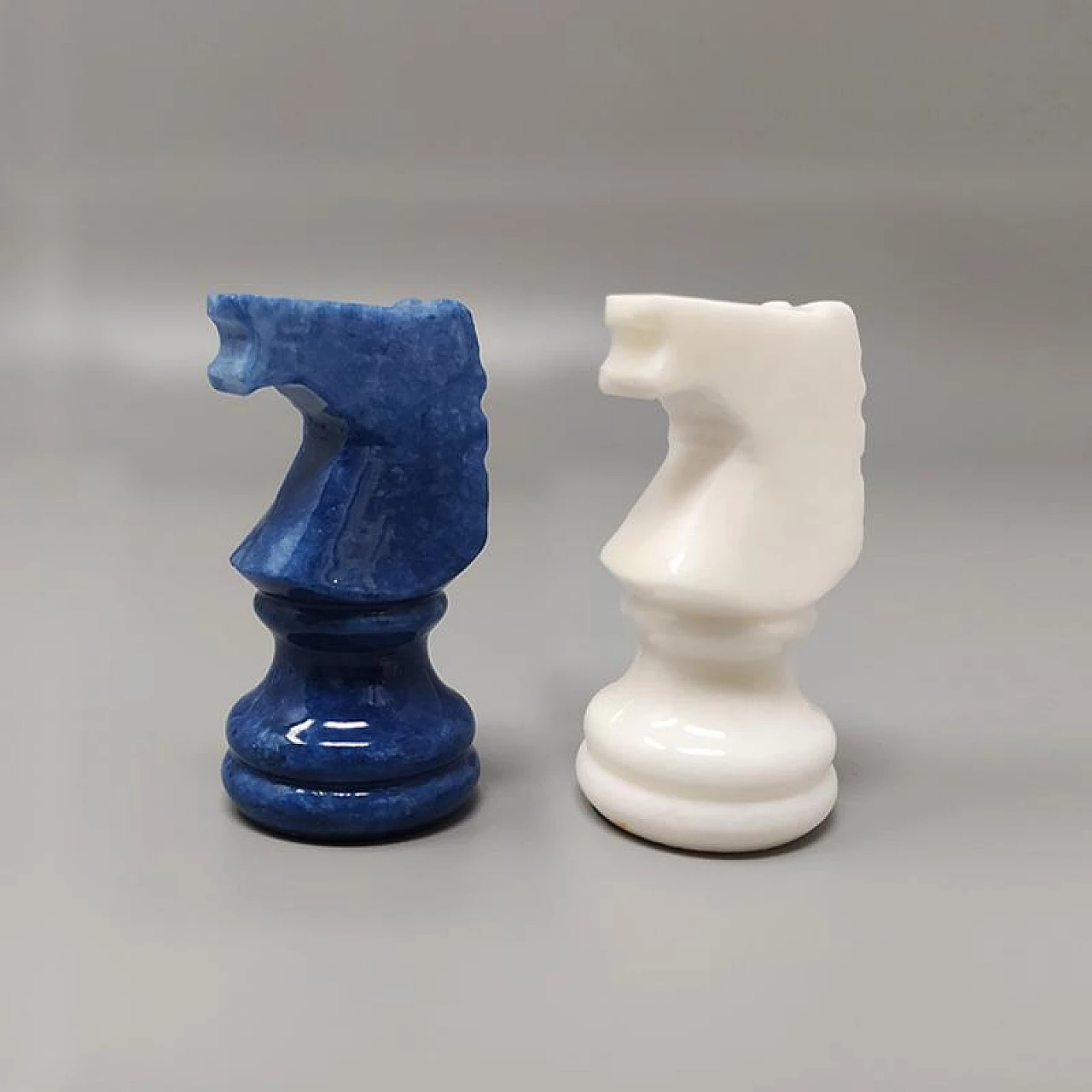 Scacchiera e scacchi in alabastro di Volterra blu e bianco, anni '70 10