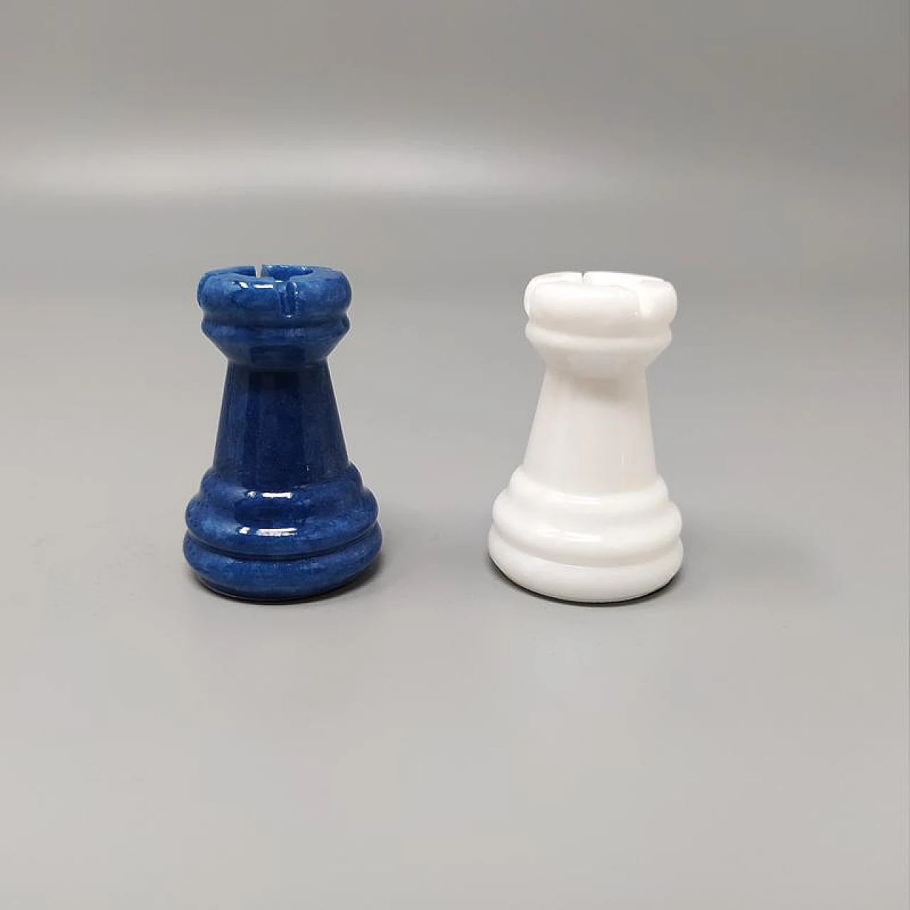 Scacchiera e scacchi in alabastro di Volterra blu e bianco, anni '70 11