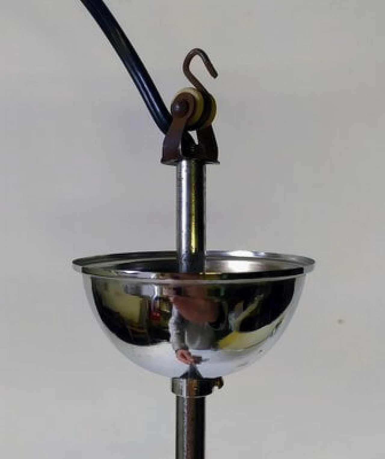 Coppia di lampade a sospensione Bauhaus in metallo cromato e vetro opalino, anni '30 6