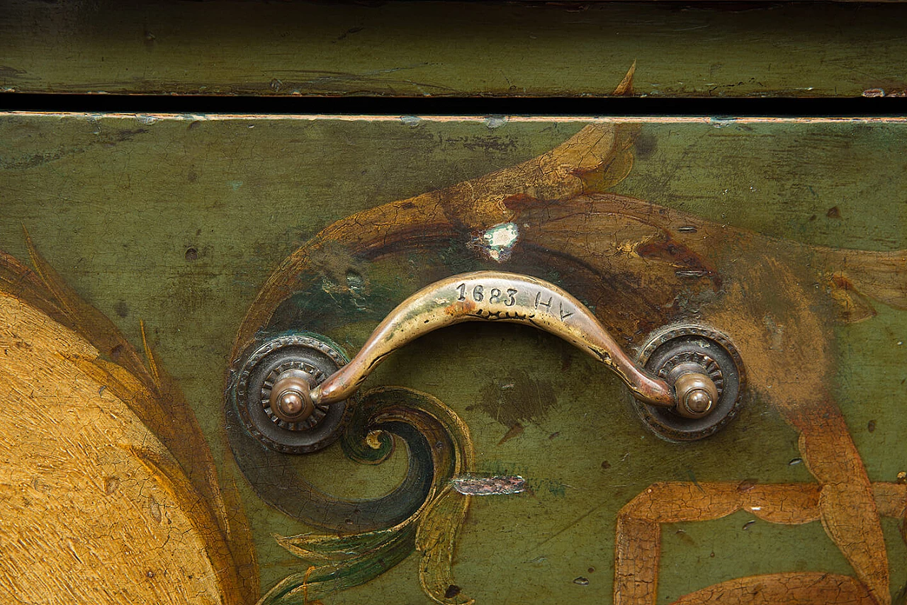 Comodino Luigi XIV in legno laccato e dipinto stampigliato, fine '600 4