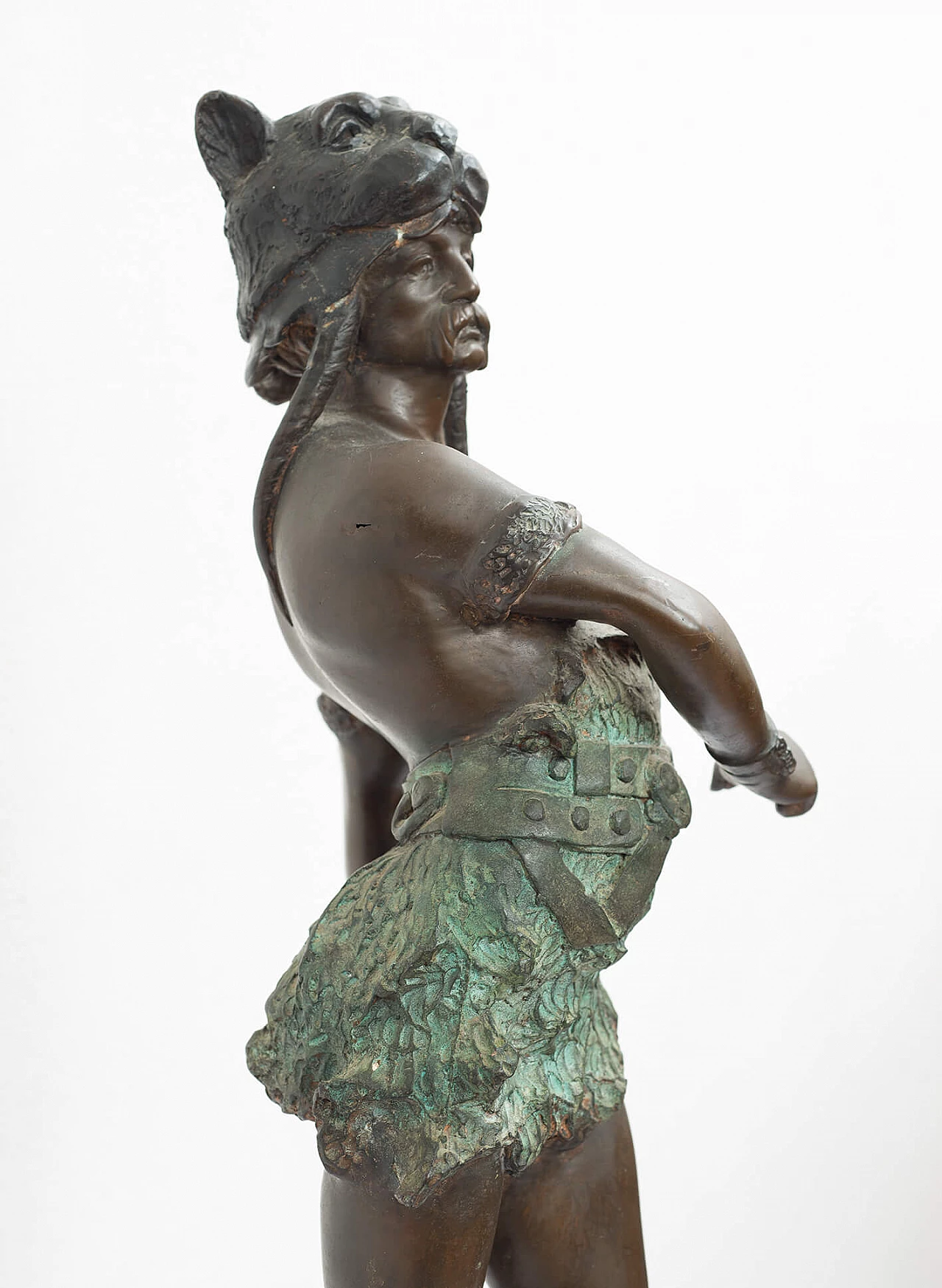 Patinated bronze sculpture depicting Vercingetorix, early 20th century 3