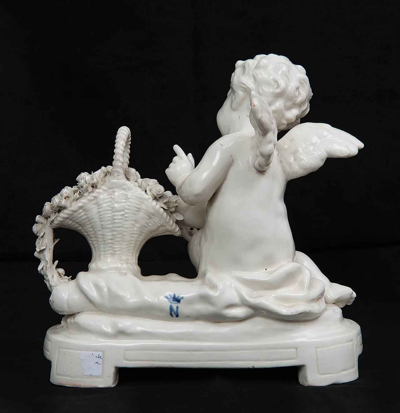 Putto con cesto di fiori, scultura in porcellana di Capodimonte, inizio '900 4