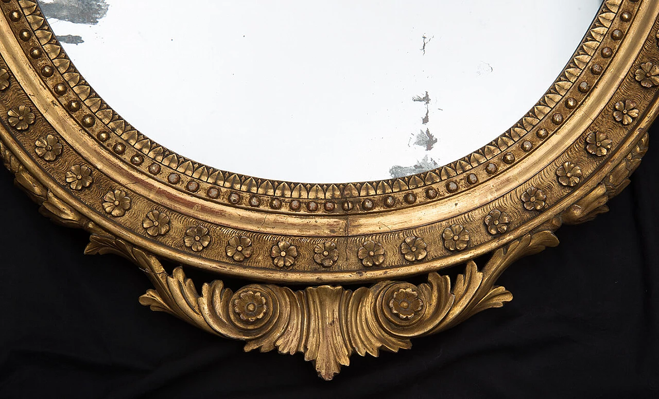 Specchiera Impero napoletana di forma ovale in legno dorato e intagliato, inizio '800 2
