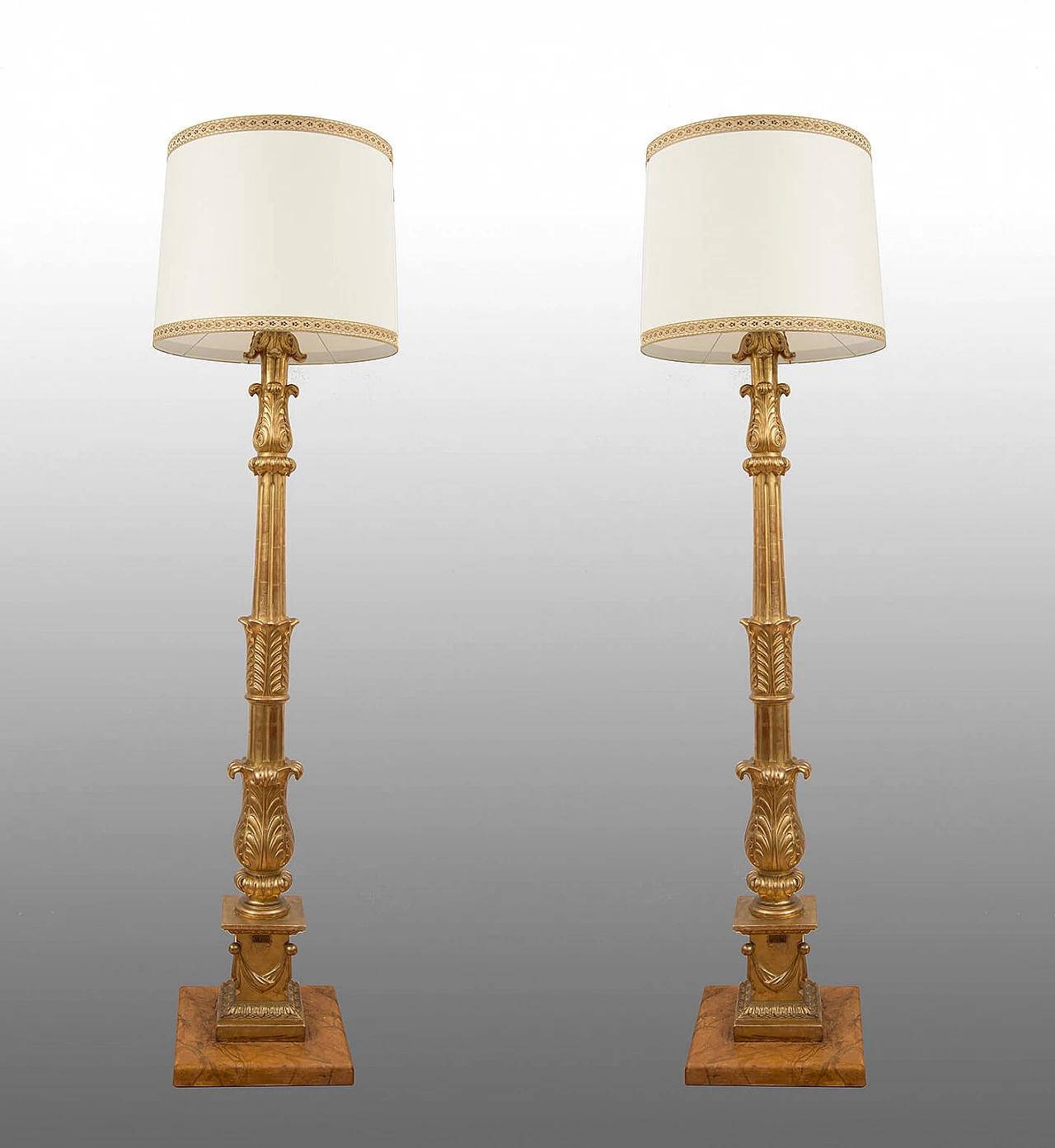Coppia di lampade da terra Impero in legno dorato e intagliato, inizio '800 1