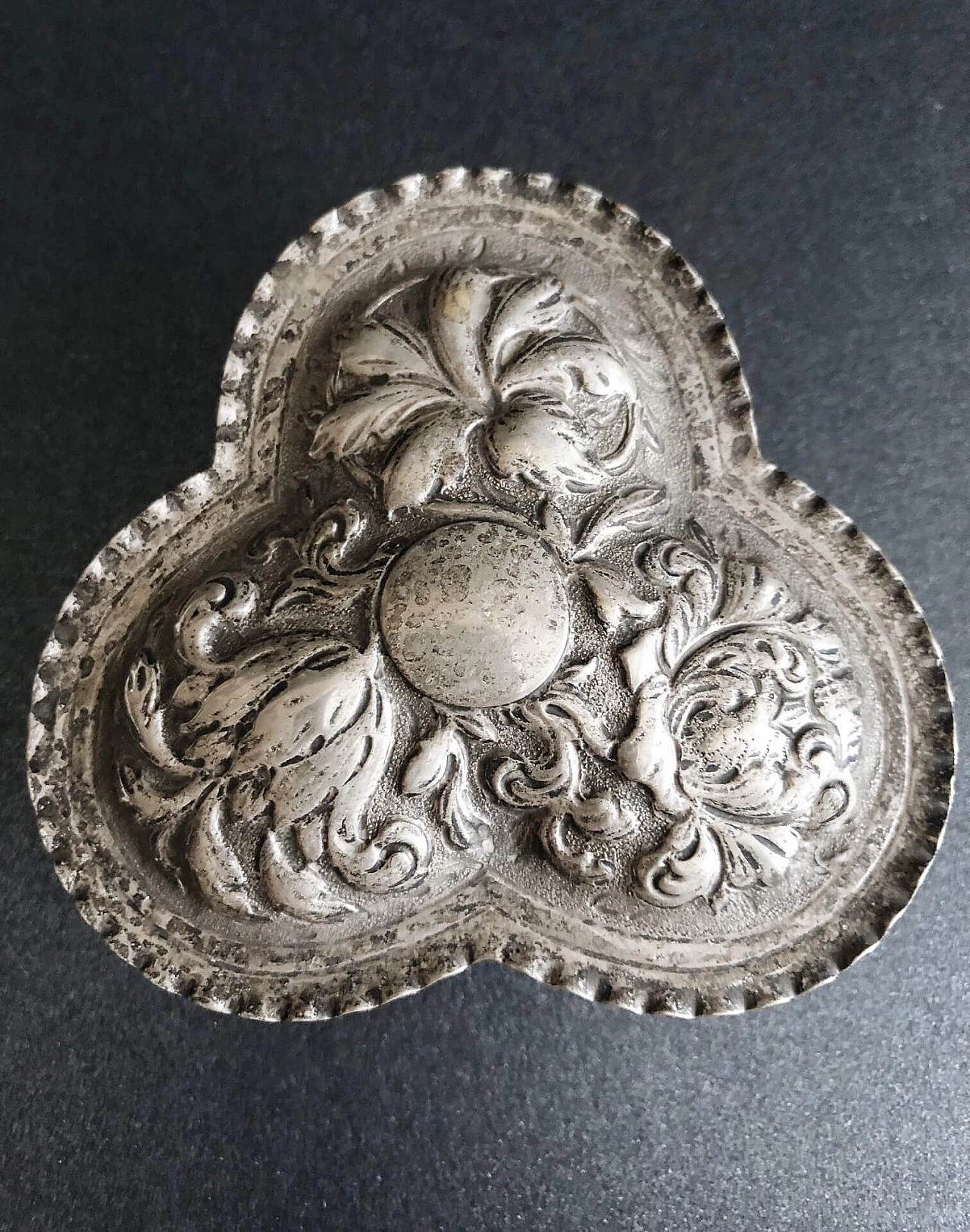 English 800 silver trefoil box, mid-19th century 3