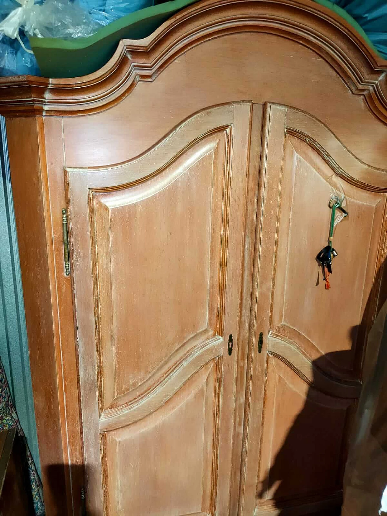 Armadio in legno decapato rosa salmone, anni '80 2