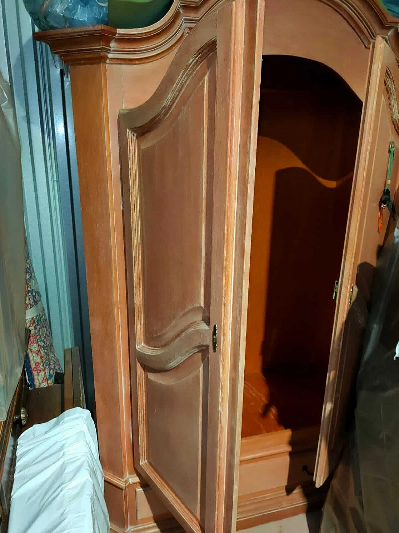 Armadio in legno decapato rosa salmone, anni '80 5
