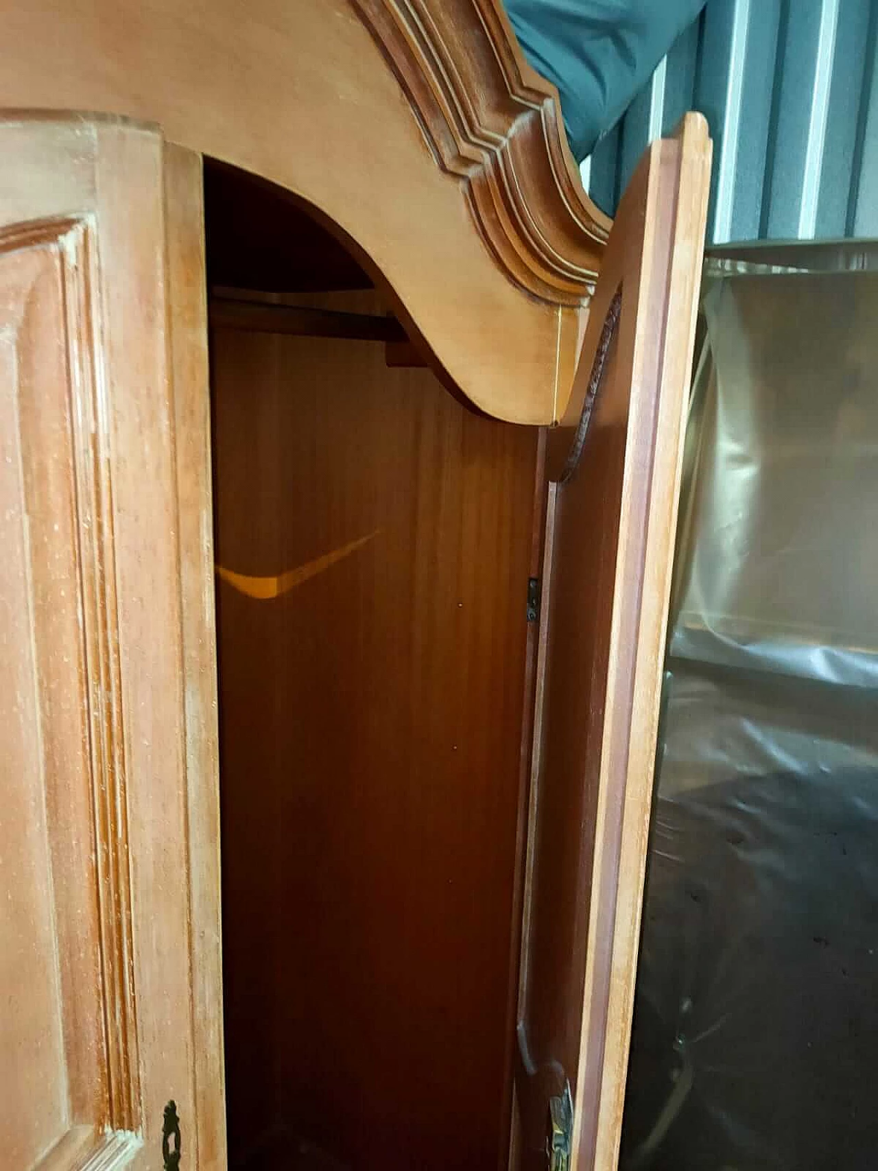 Armadio in legno decapato rosa salmone, anni '80 8