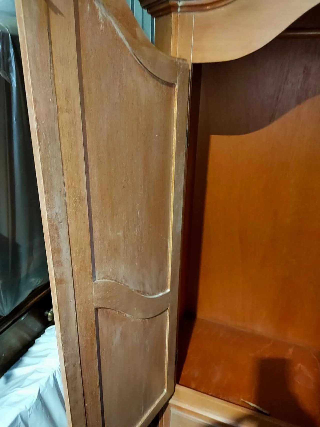 Armadio in legno decapato rosa salmone, anni '80 10