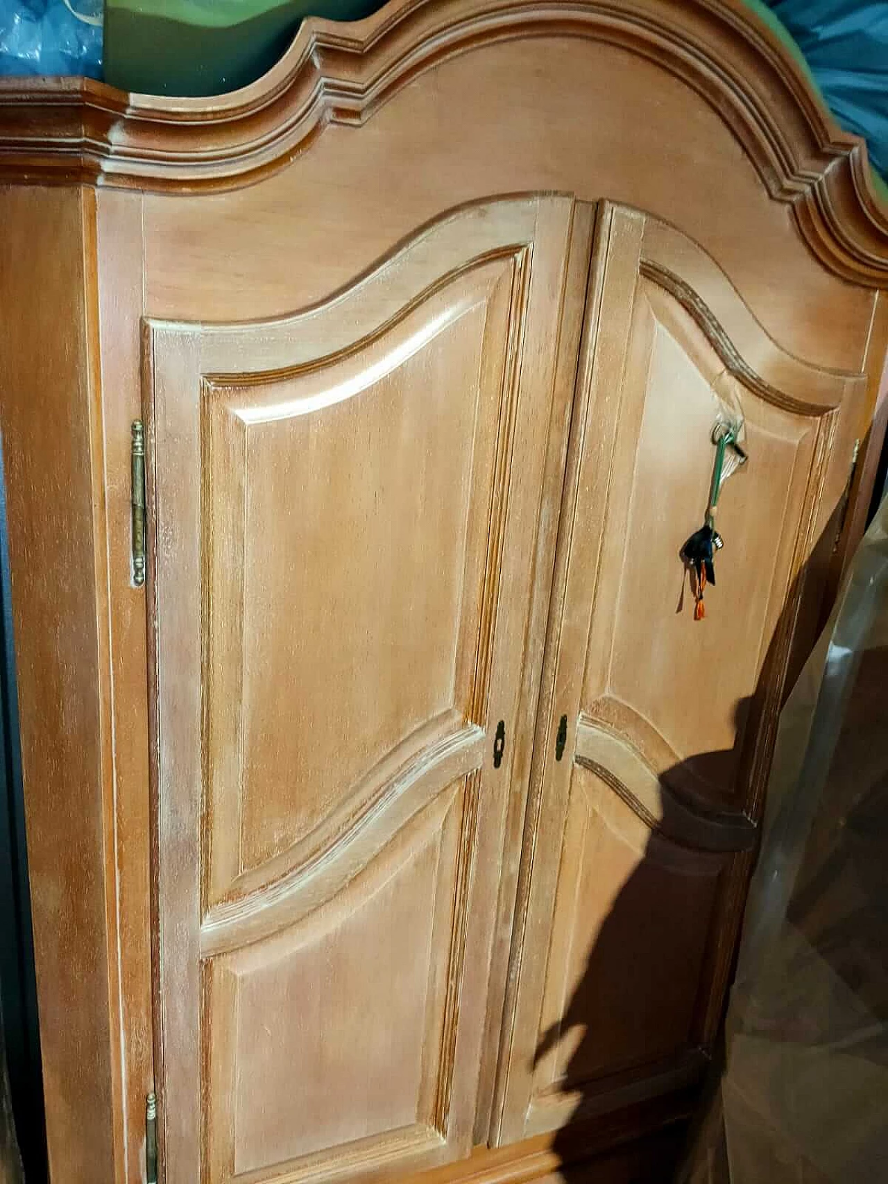 Armadio in legno decapato rosa salmone, anni '80 11