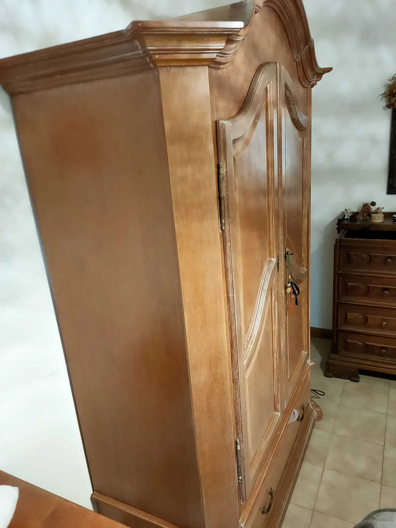 Armadio in legno decapato rosa salmone, anni '80 13