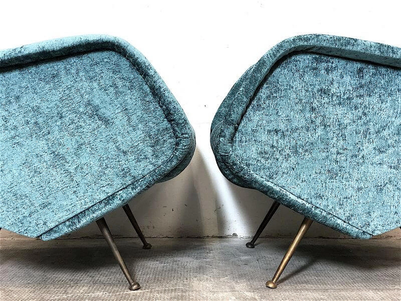 Coppia di poltrone in velluto di Aldo Morbelli per ISA Bergamo, anni '50 7