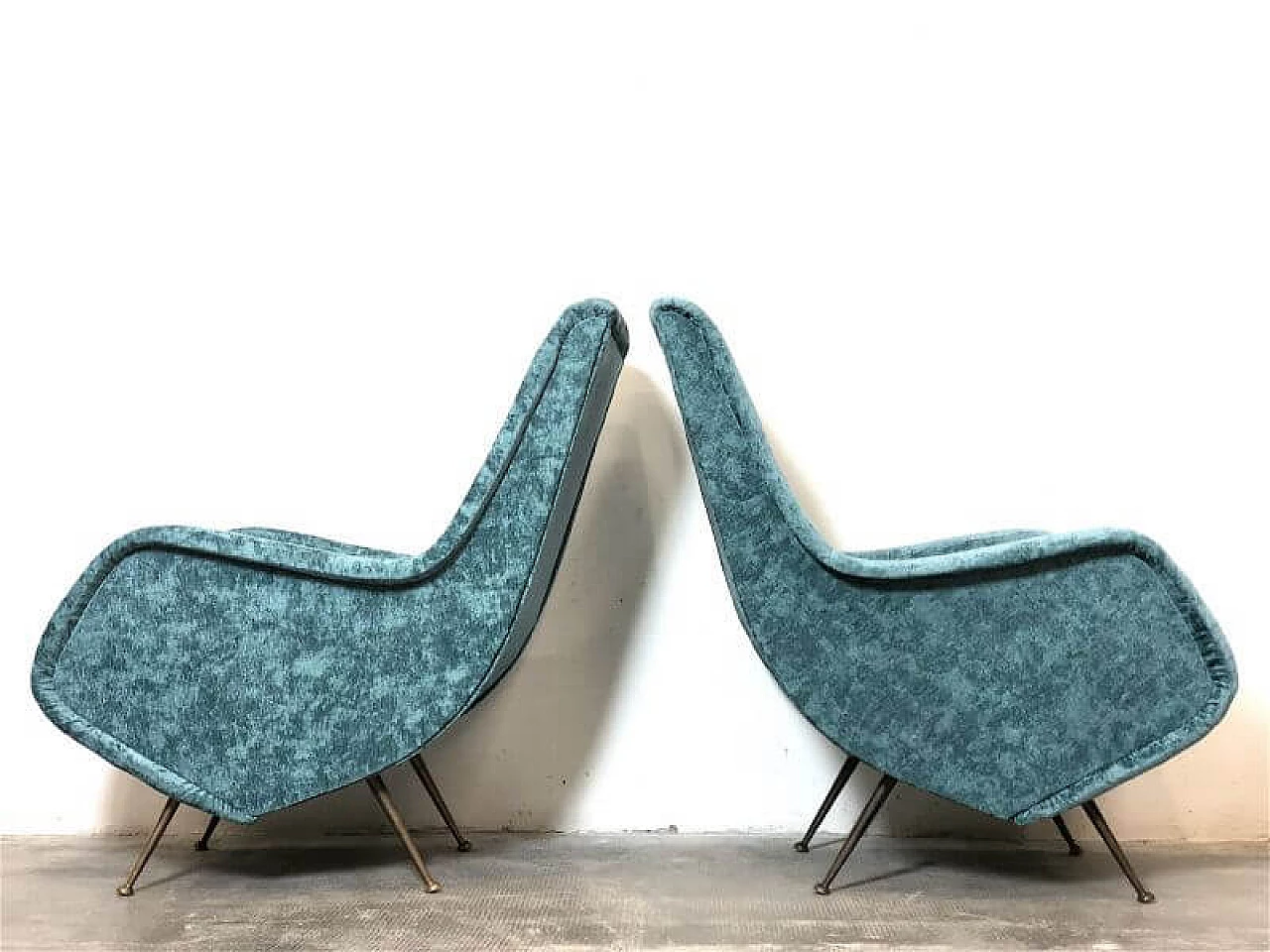 Coppia di poltrone in velluto di Aldo Morbelli per ISA Bergamo, anni '50 8