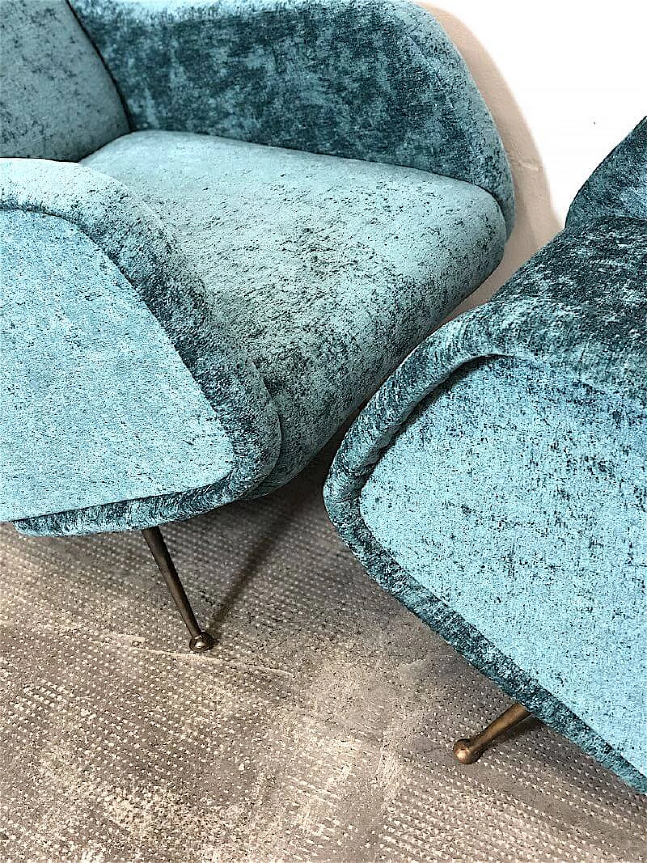 Coppia di poltrone in velluto di Aldo Morbelli per ISA Bergamo, anni '50 11