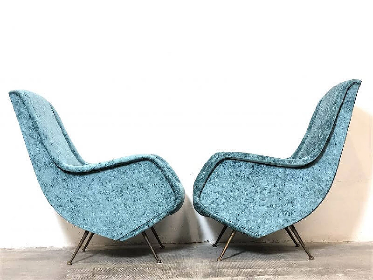 Coppia di poltrone in velluto di Aldo Morbelli per ISA Bergamo, anni '50 12