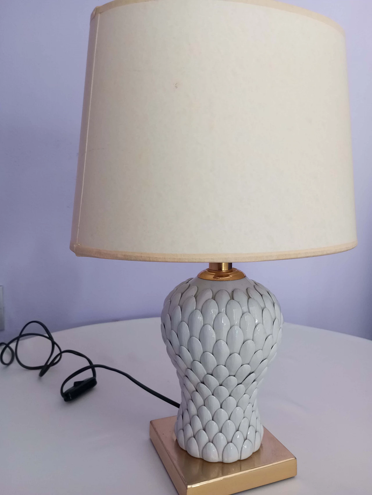 Lampada da tavolo con base in ceramica a forma di pigna, anni '80 1