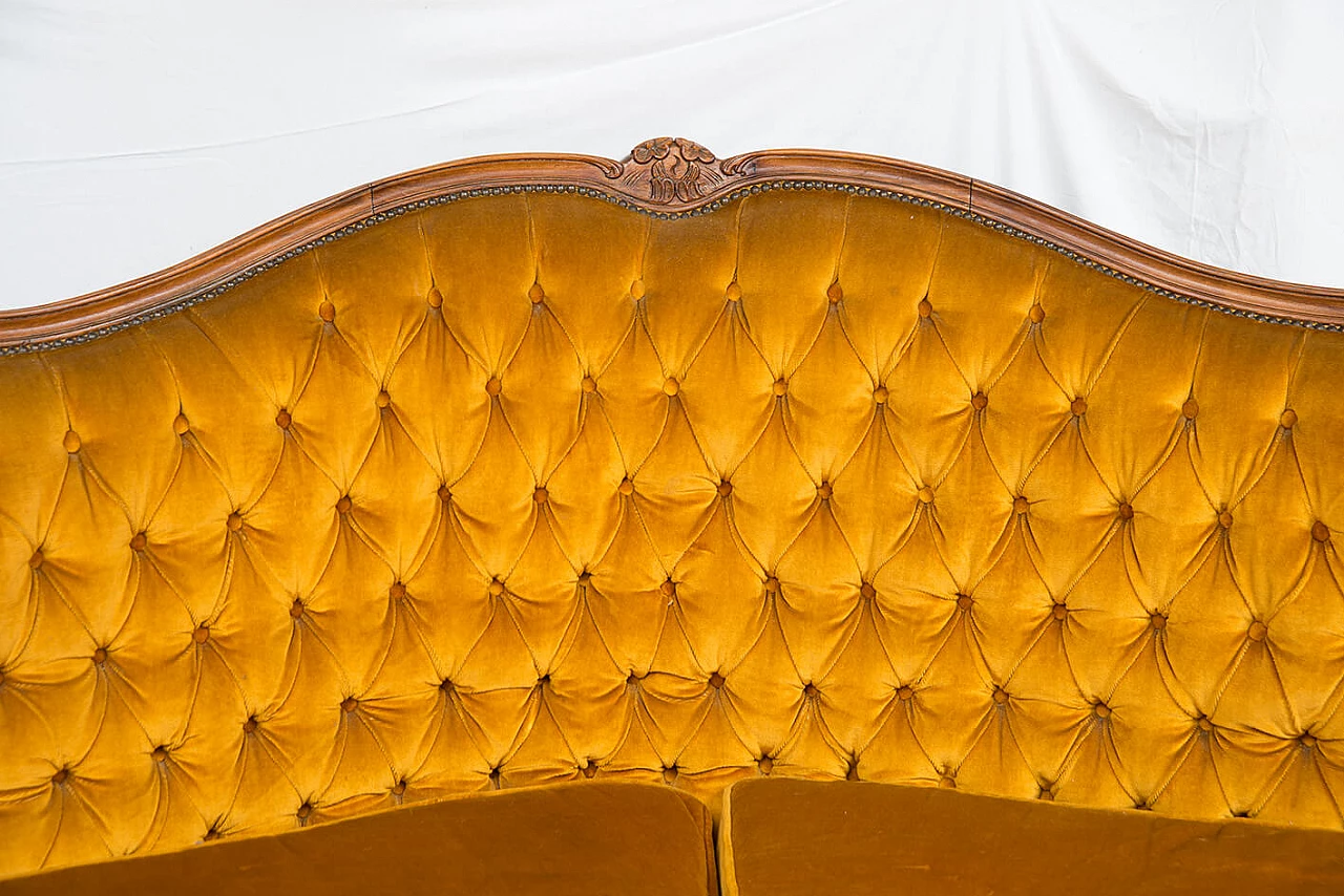 Divano ad angolo con coppia di poltrone in massello di noce in stile Luigi XV, anni '40 2