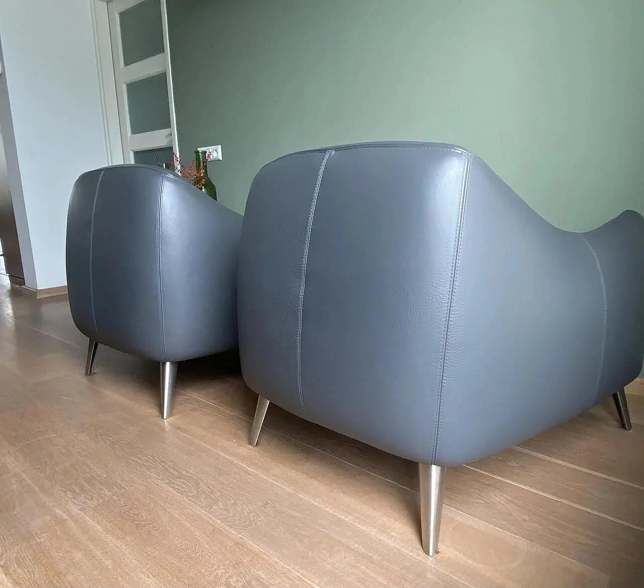 Coppia di poltrone Platea in pelle martellata grigia di Natuzzi 3