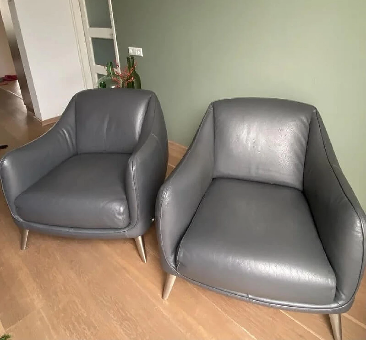 Coppia di poltrone Platea in pelle martellata grigia di Natuzzi 7