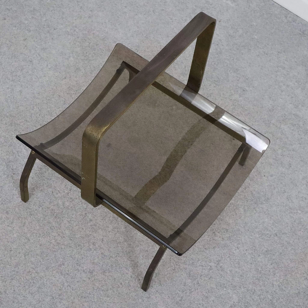 Brass and curved glass magazine rack by Fontana Arte, 1960s 4