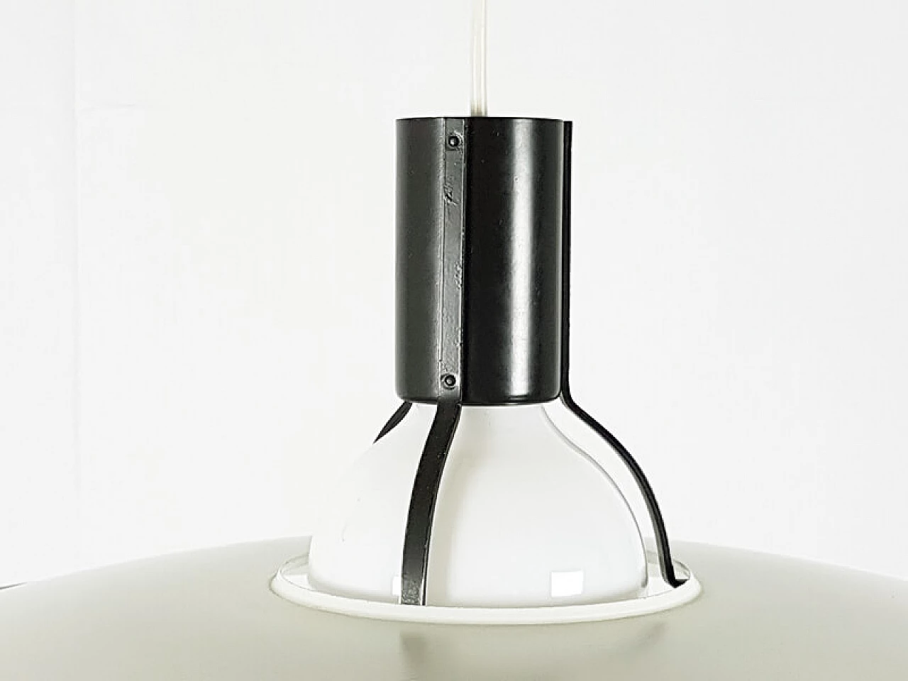 Black and white lacquered metal 2133 pendant lamp by Gino Sarfatti for Arteluce & Flos, 1970s 3
