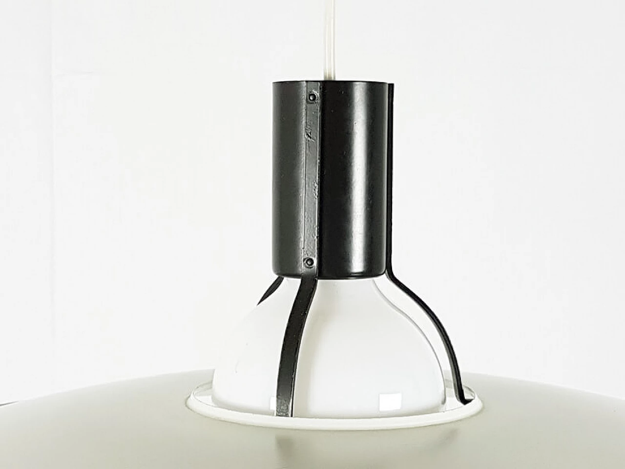 Lampada a sospensione 2133 in metallo laccato bianco e nero di Gino Sarfatti per Arteluce & Flos, anni '70 3