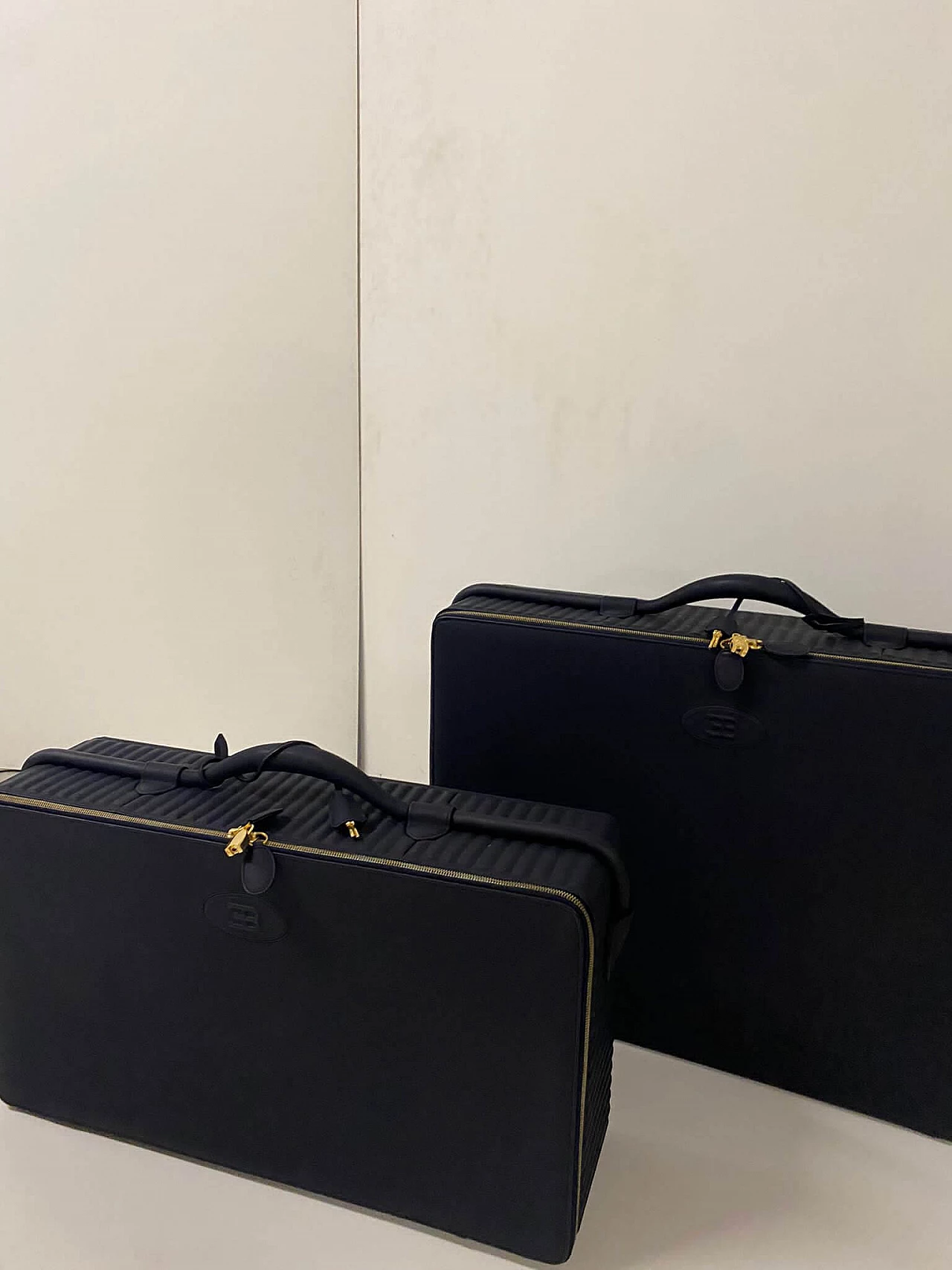 Coppia di valige rigide in pelle di Ettore Bugatti, anni '90 2