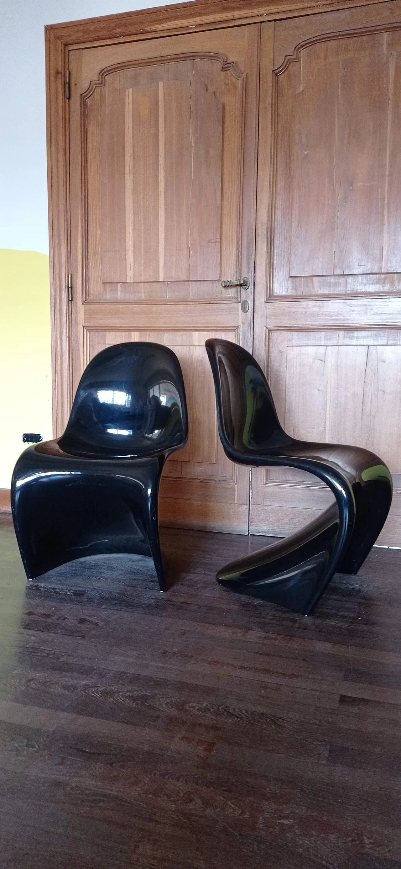 Coppia di sedie Verner Panton in schiuma poliuretanica lucida nera per Vitra, 2006 118