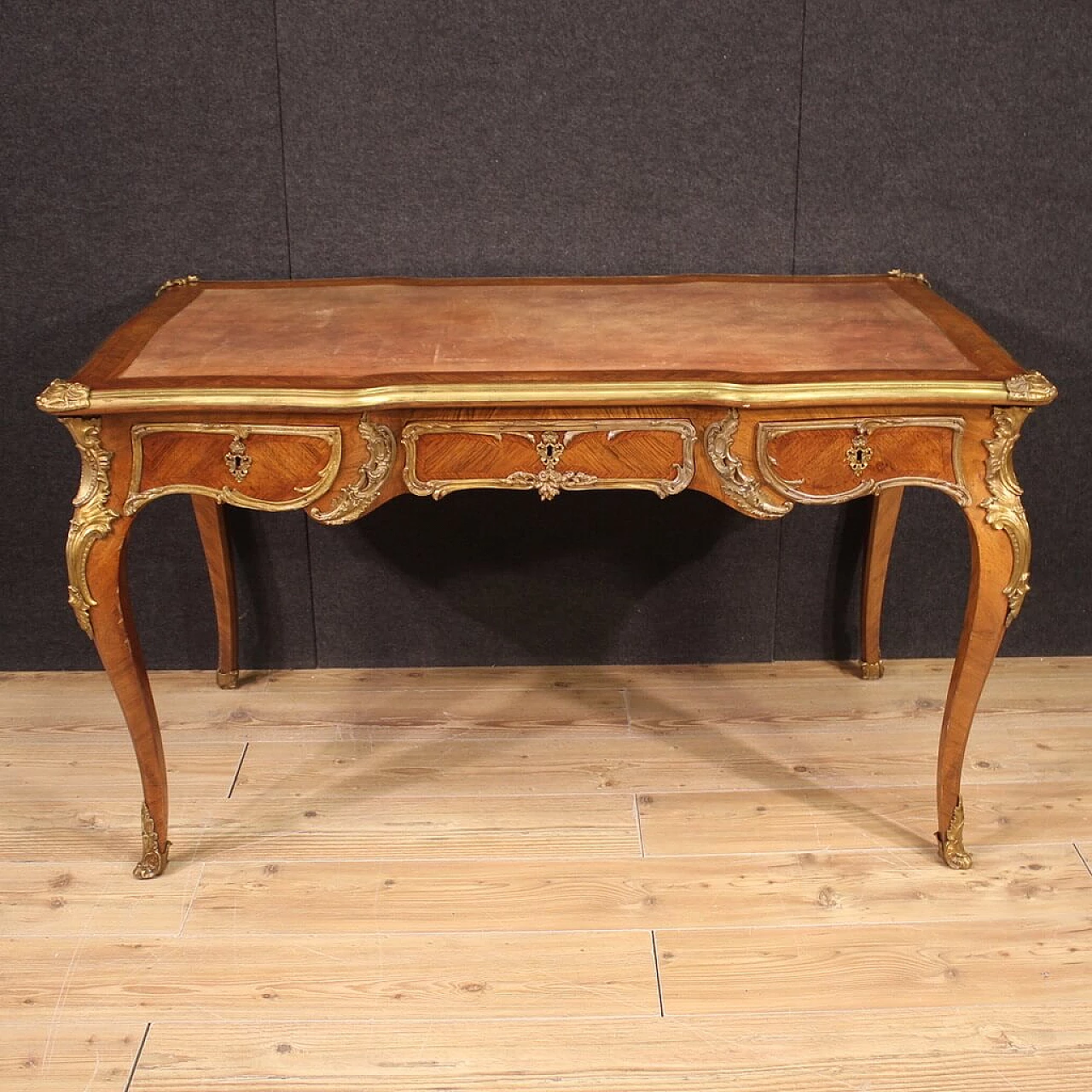 Louis XV style walnut veneered writing desk, early 20th century 3