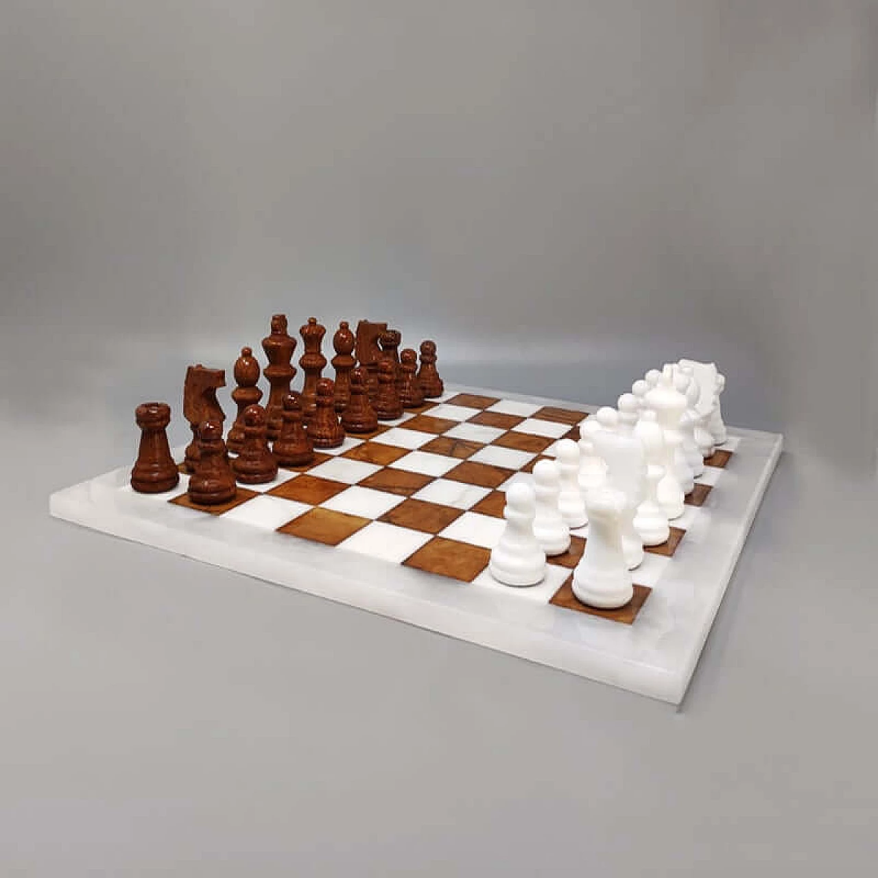 Scacchiera e scacchi in alabastro di Volterra marrone e bianco, anni '70 2