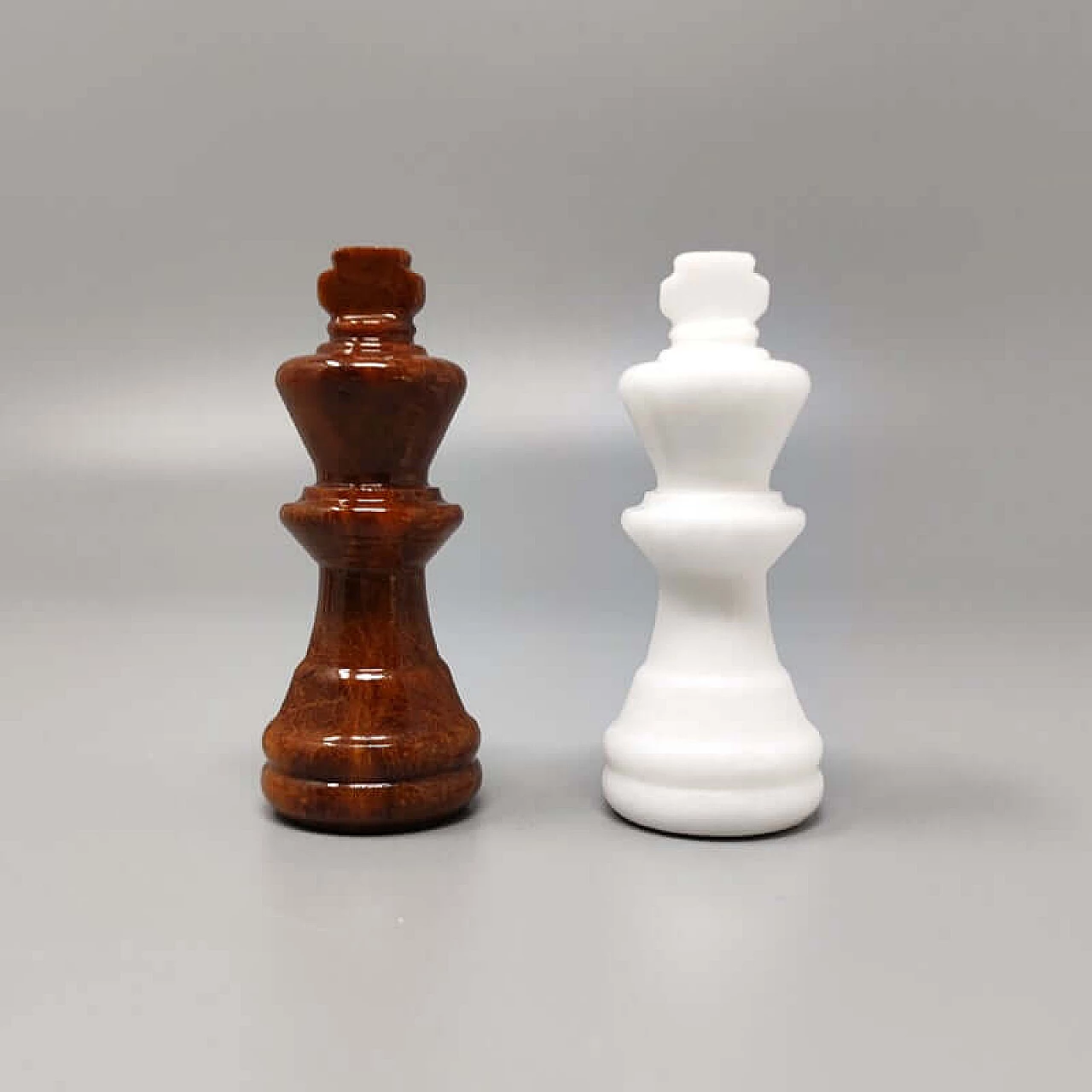 Scacchiera e scacchi in alabastro di Volterra marrone e bianco, anni '70 7