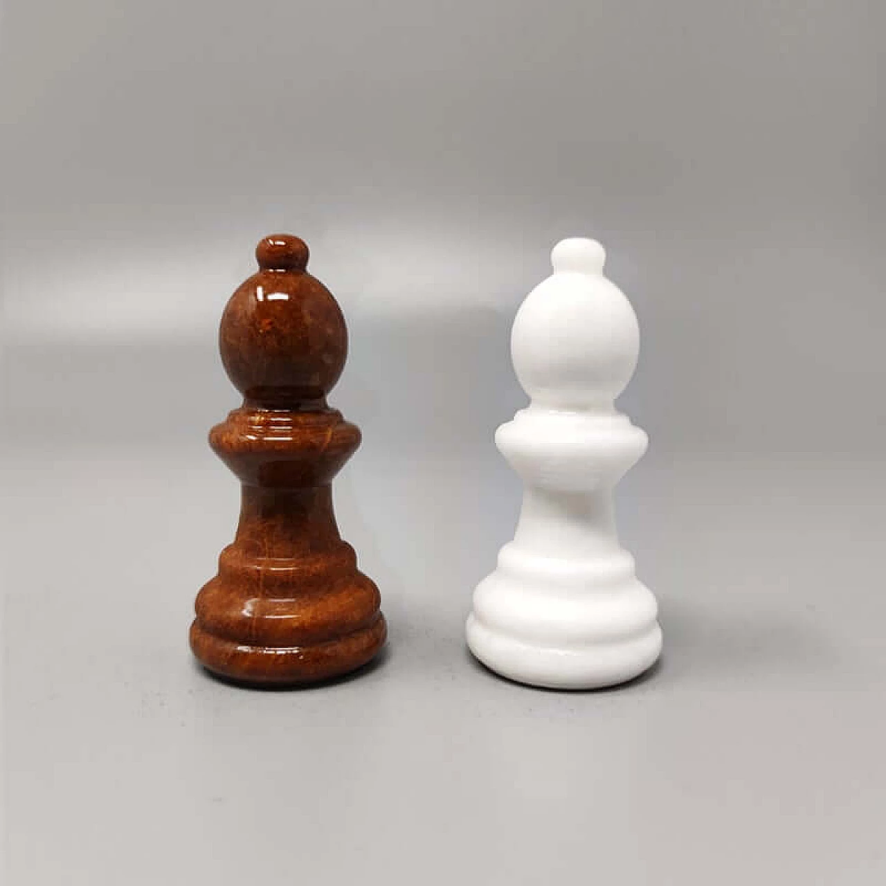 Scacchiera e scacchi in alabastro di Volterra marrone e bianco, anni '70 9