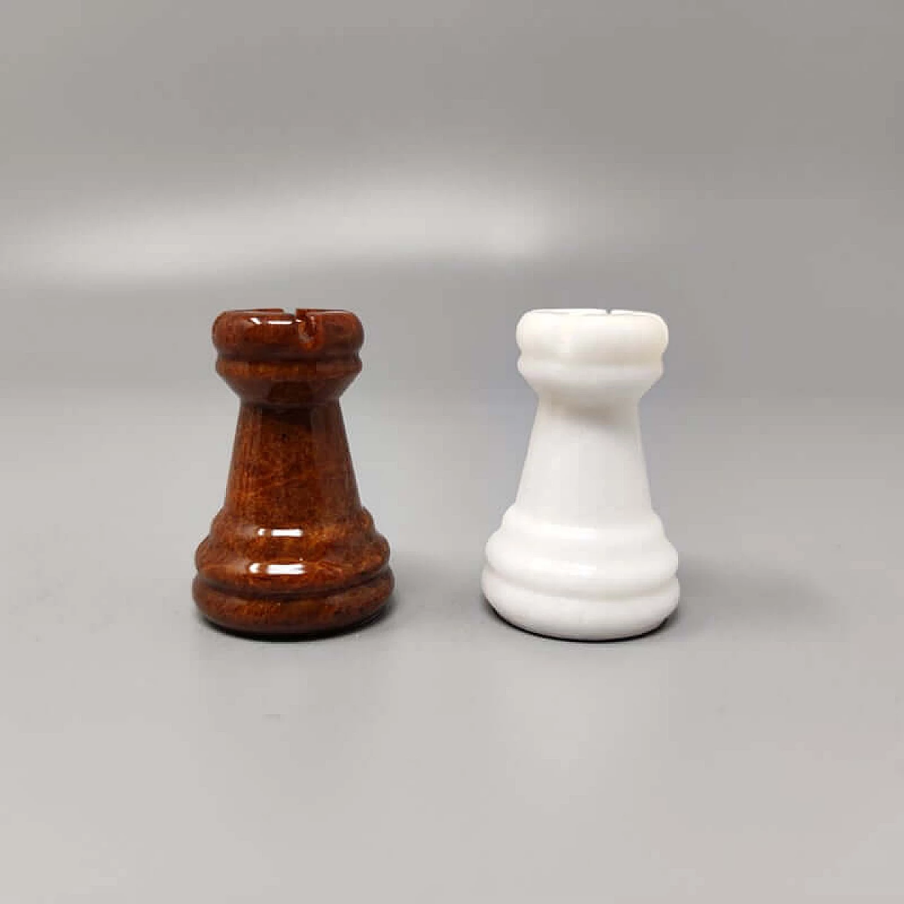 Scacchiera e scacchi in alabastro di Volterra marrone e bianco, anni '70 11