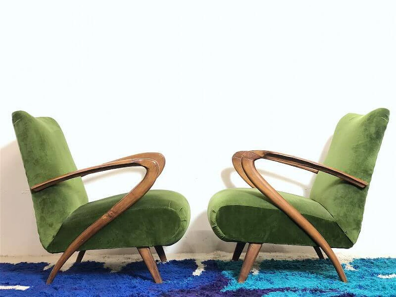 Pair of beechwood and green velvet armchairs by Paolo Buffa, 1940s 4