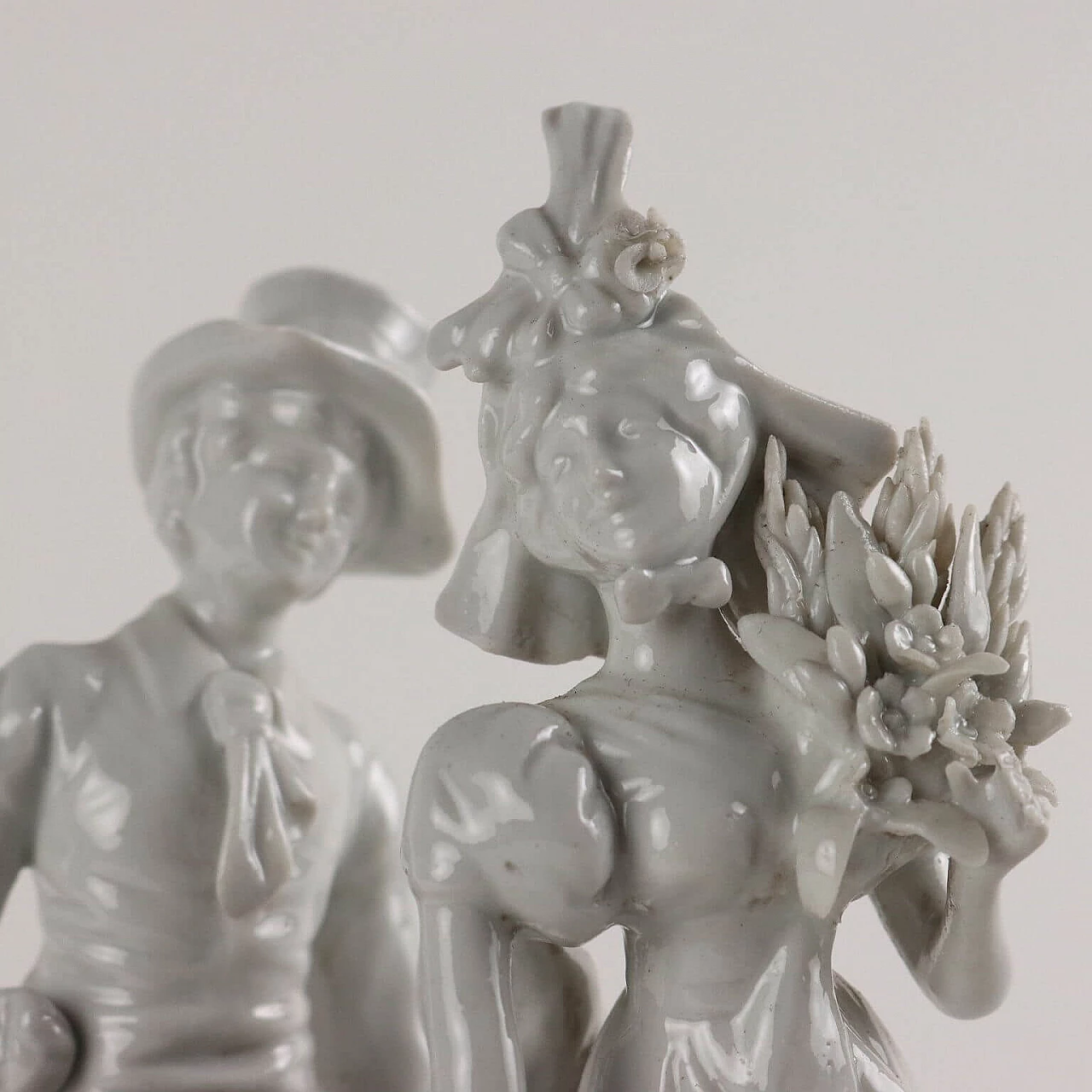 Scultura coppia di fidanzati con carriola, in porcellana bianca di Capodimonte, '30 3