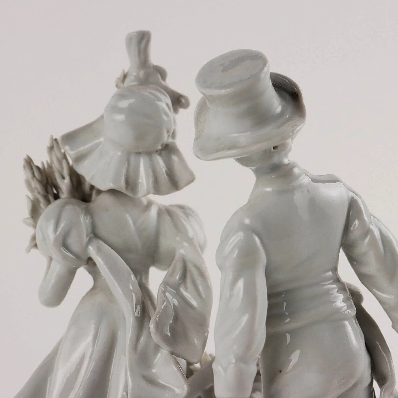 Scultura coppia di fidanzati con carriola, in porcellana bianca di Capodimonte, '30 6