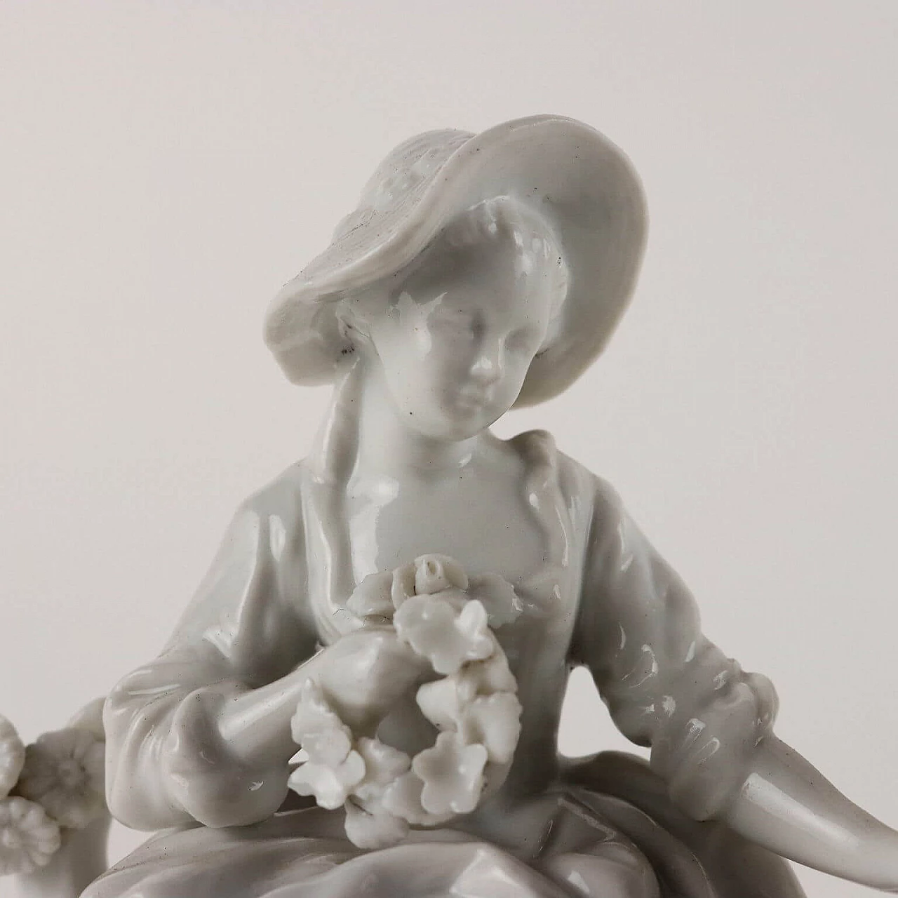 Lovers statuette in white Capodimonte porcelain 3
