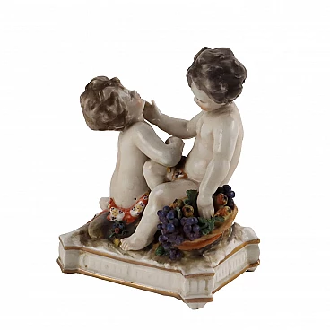 Scultura coppia di putti, in porcellana di Capodimonte, fine XIX secolo