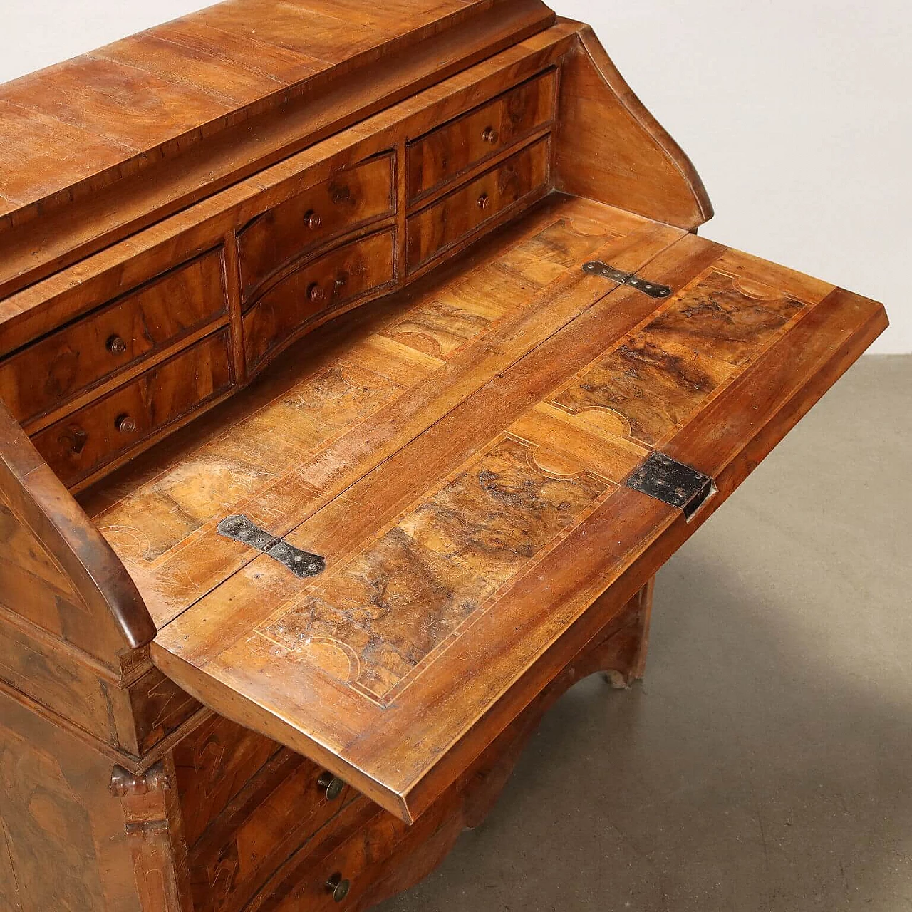 Lombard Barocchetto walnut panelled flap desk, third quarter of the 18th century 5