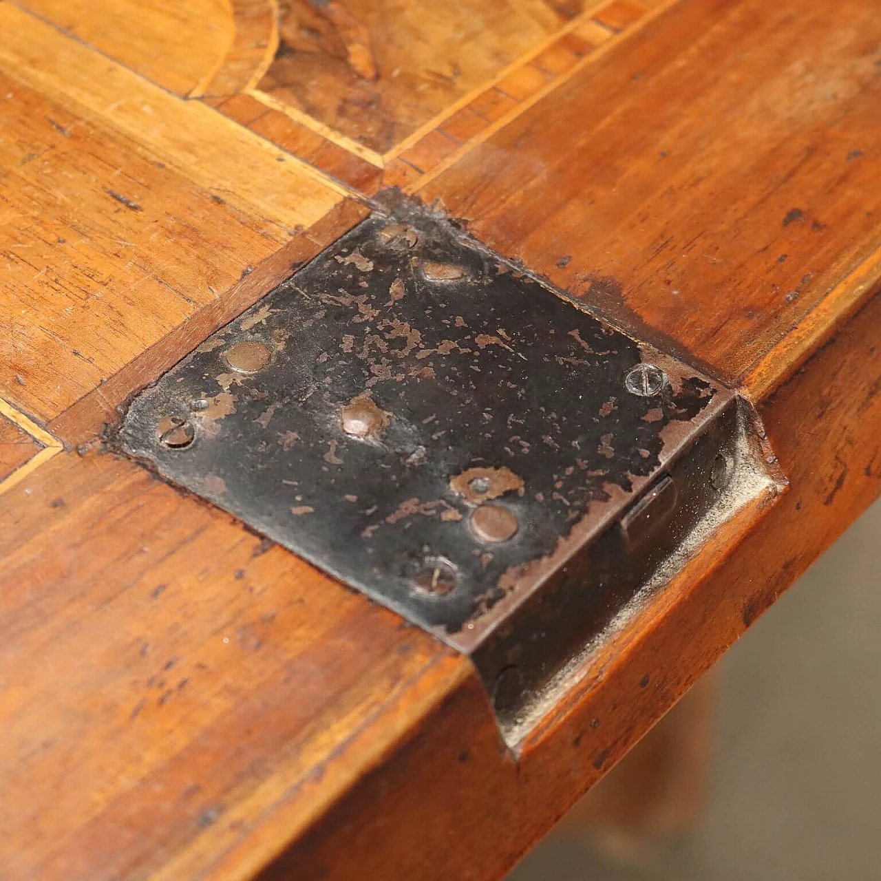 Lombard Barocchetto walnut panelled flap desk, third quarter of the 18th century 9