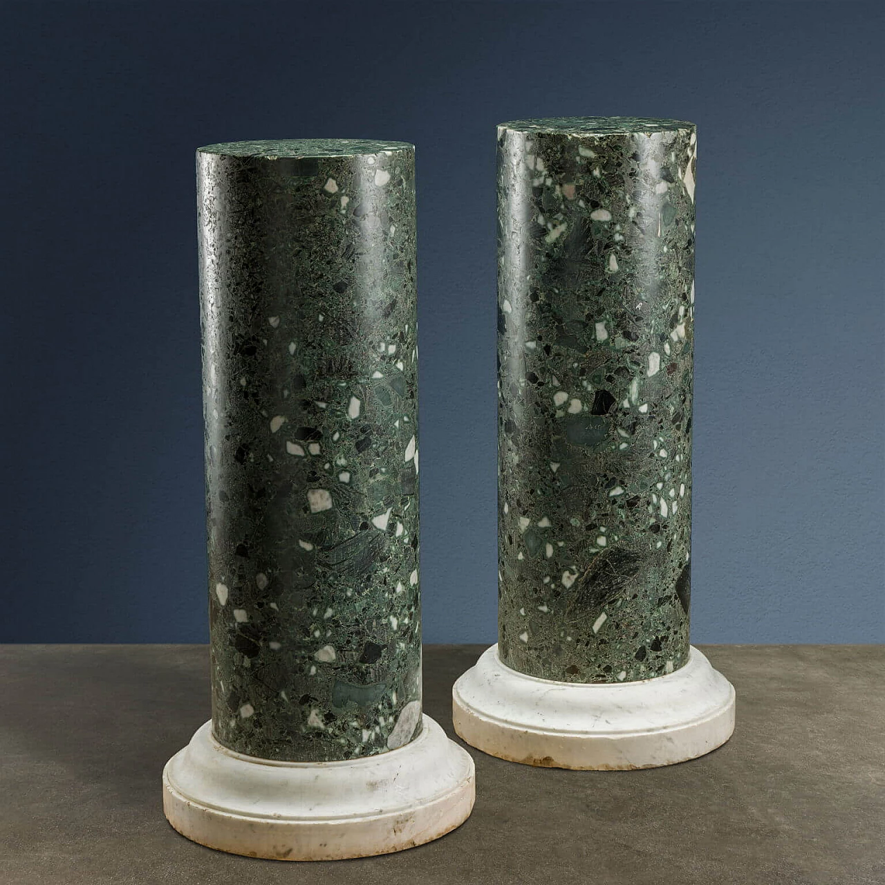 Pair of green and white Carrara marble bust holder columns, 19th century 6
