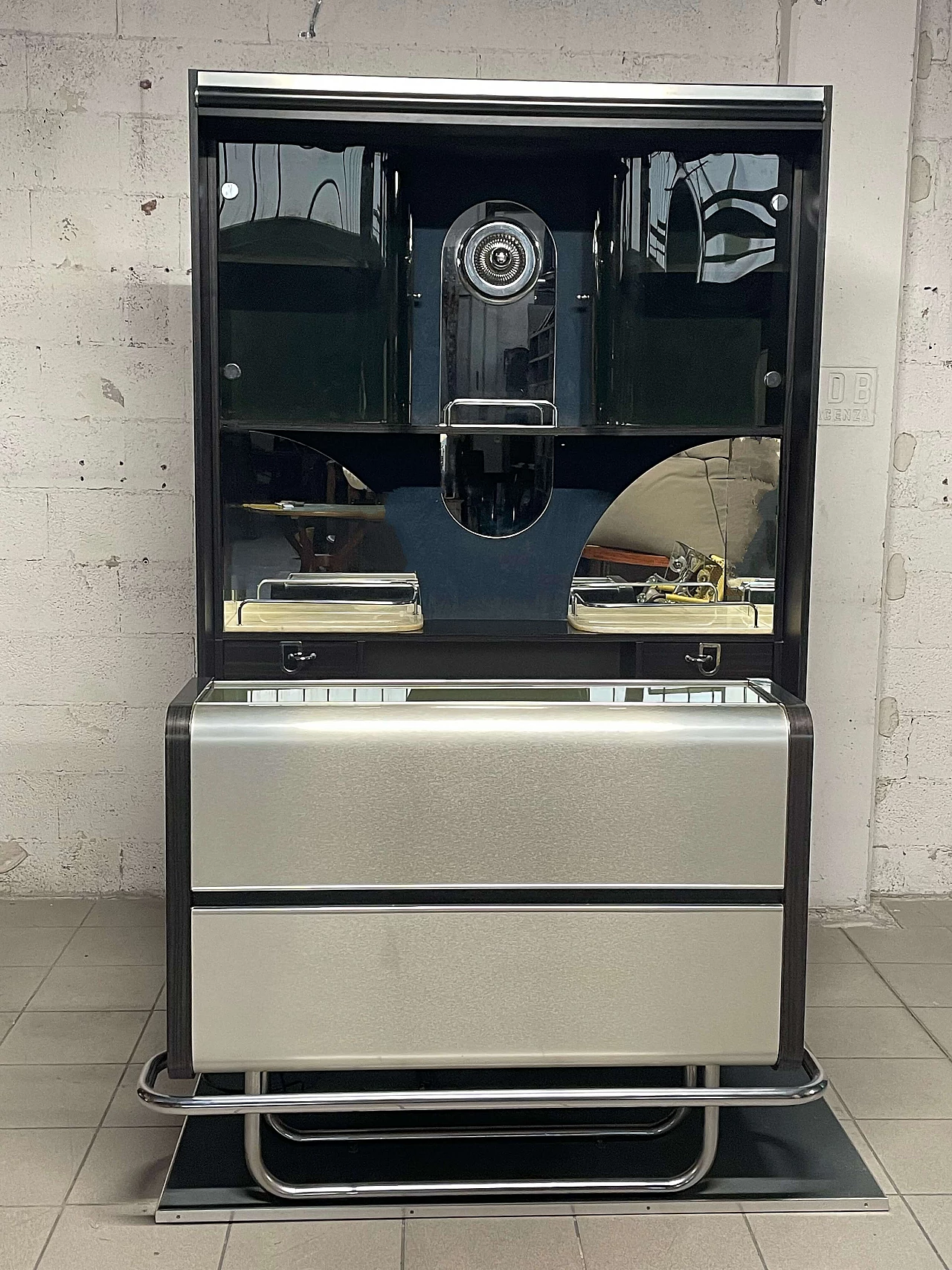 Mobile bar con bancone in legno, metallo e vetro, anni '70 1