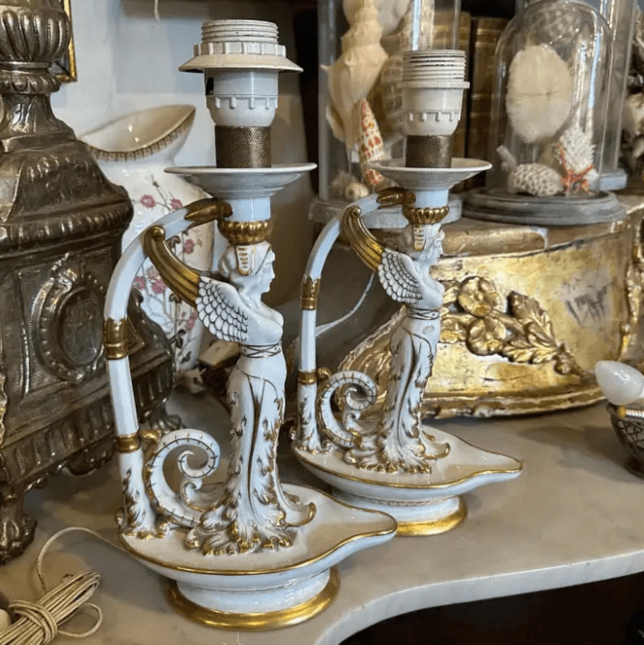 Coppia di lampade da tavolo in ceramica di Capodimonte bianca e oro, primo '900 2